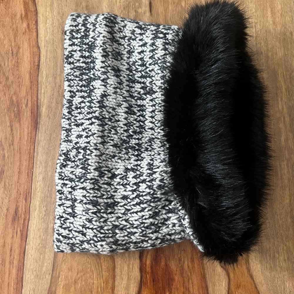 Guess reversible neck warmer like new